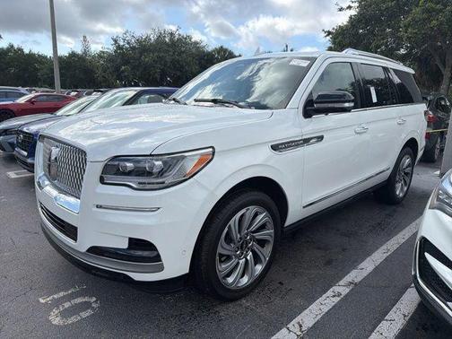White Metallic 2024 Lincoln Navigator Premiere
