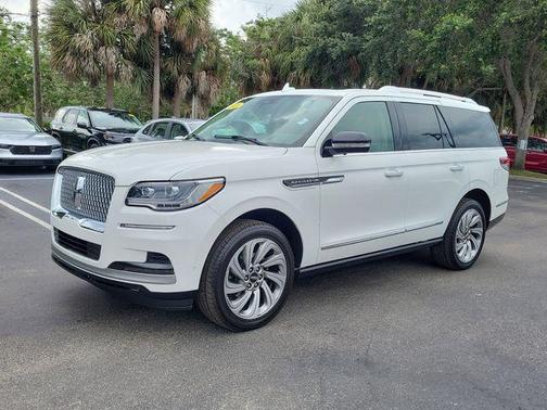 White Metallic 2024 Lincoln Navigator Premiere