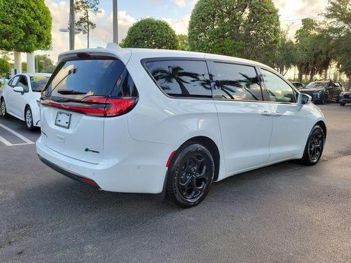 2022 Chrysler Pacifica Hybrid Limited