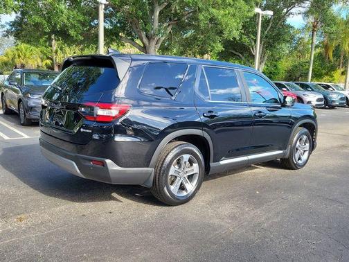 Crystal Black Pearl 2023 Honda Pilot EX-L 7-Passenger