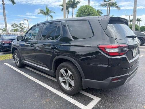 Crystal Black Pearl 2023 Honda Pilot EX-L 7-Passenger