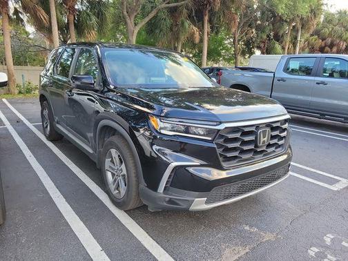Crystal Black Pearl 2023 Honda Pilot EX-L 7-Passenger