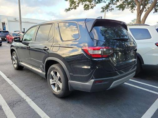 Crystal Black Pearl 2023 Honda Pilot EX-L 7-Passenger