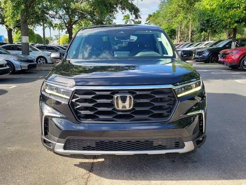 Crystal Black Pearl 2023 Honda Pilot EX-L 7-Passenger