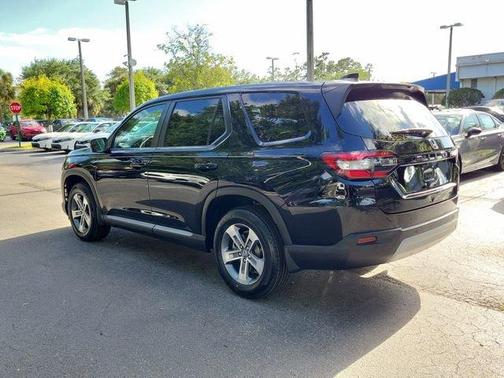 Crystal Black Pearl 2023 Honda Pilot EX-L 7-Passenger