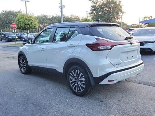 Aspen White / Super Black 2022 Nissan Kicks SV