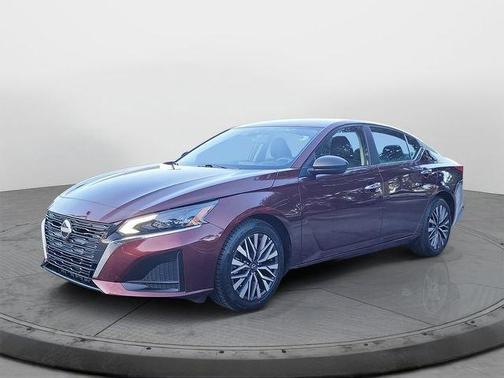 Garnet Pearl 2025 Nissan Altima SV