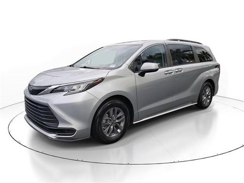2023 Toyota Sienna LE