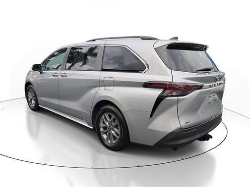 2023 Toyota Sienna LE