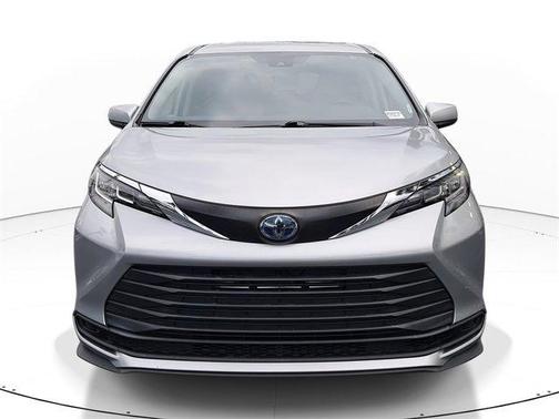 2023 Toyota Sienna LE