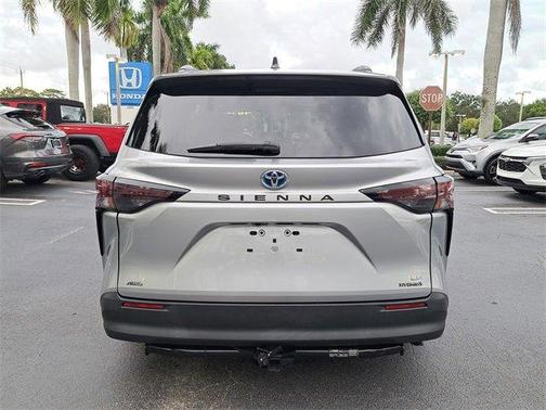 2023 Toyota Sienna LE