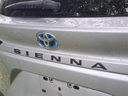 2023 Toyota Sienna LE