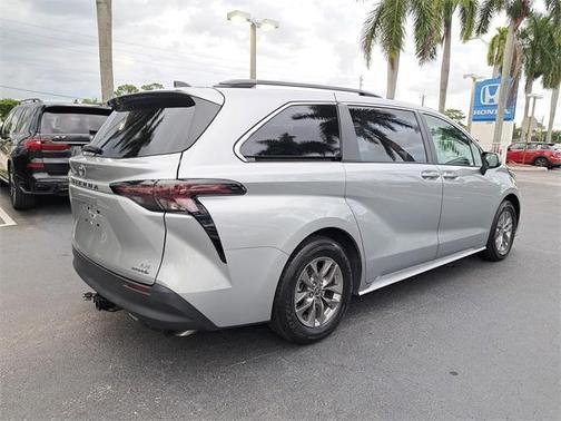 2023 Toyota Sienna LE