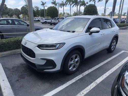 Platinum White Pearl 2023 Honda HR-V LX