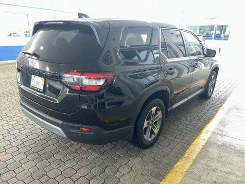 Crystal Black Pearl 2024 Honda Pilot EX-L 7-Passenger