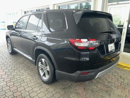 Crystal Black Pearl 2024 Honda Pilot EX-L 7-Passenger