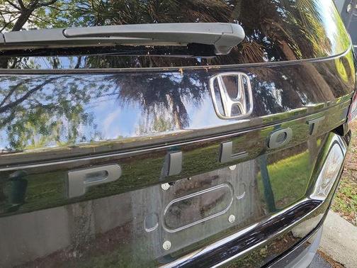 Crystal Black Pearl 2024 Honda Pilot EX-L 7-Passenger