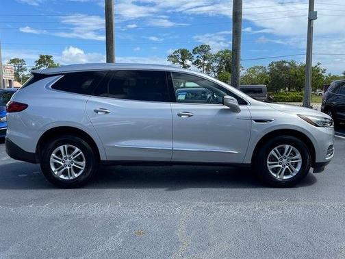 Photo 2 of 33 of 2021 Buick Enclave Essence