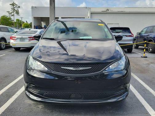 2024 Chrysler Voyager LX