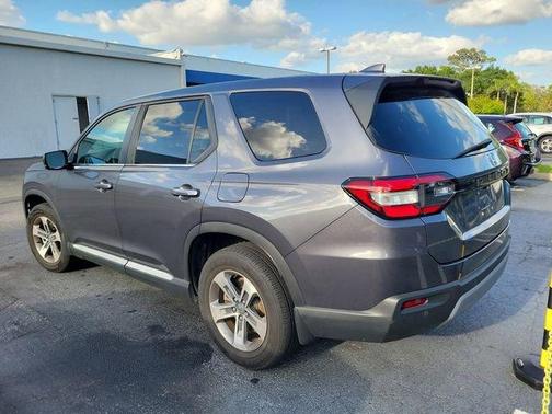 Modern Steel Metallic 2024 Honda Pilot EX-L 7-Passenger