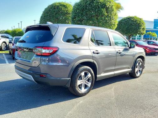 Modern Steel Metallic 2024 Honda Pilot EX-L 7-Passenger