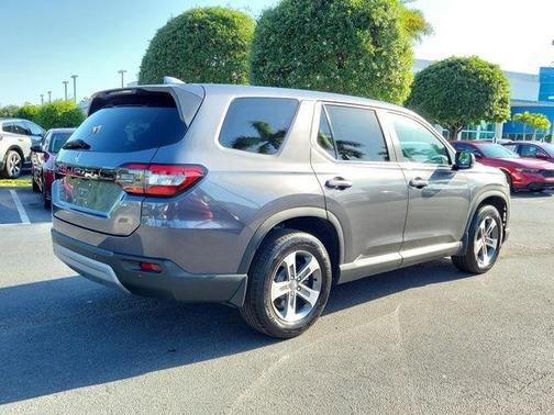 Modern Steel Metallic 2024 Honda Pilot EX-L 7-Passenger