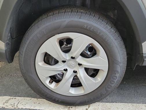 Silver Sky Metallic 2019 Toyota RAV4 LE