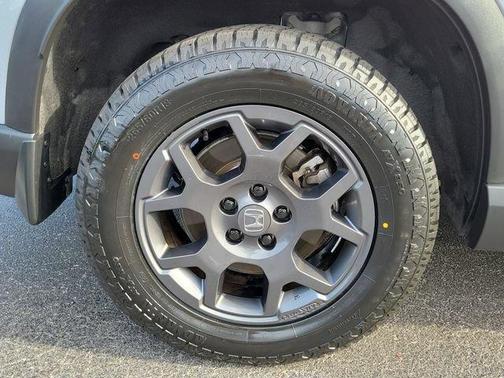Lunar Silver Metallic 2024 Honda Pilot TrailSport