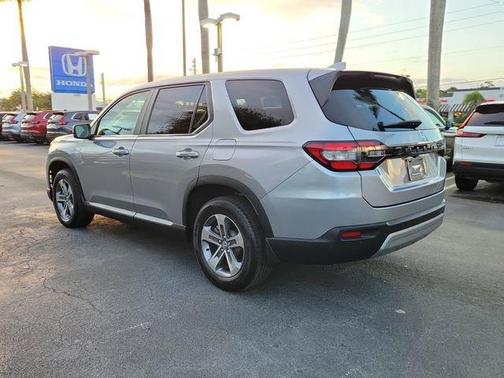 Lunar Silver Metallic 2024 Honda Pilot EX-L 7-Passenger