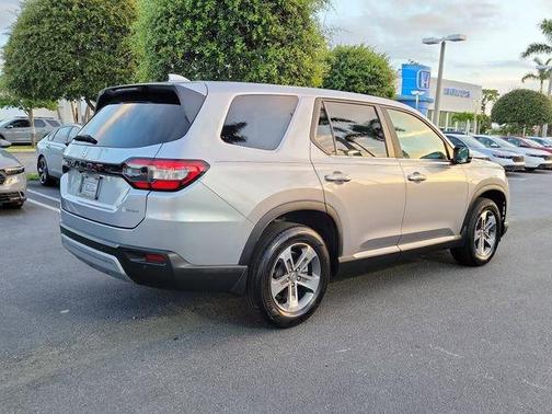 Lunar Silver Metallic 2024 Honda Pilot EX-L 7-Passenger