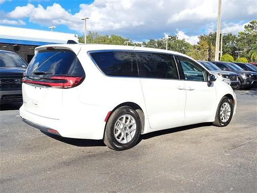 2023 Chrysler Pacifica Touring-L