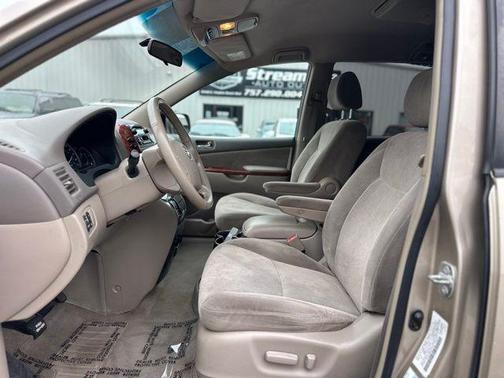 Desert Sand Mica 2004 Toyota Sienna XLE