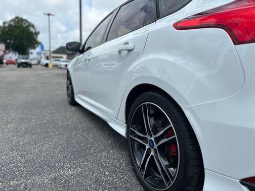 Oxford White 2015 Ford Focus ST