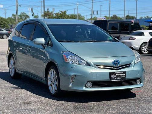 Pearl 2014 Toyota Prius v Five