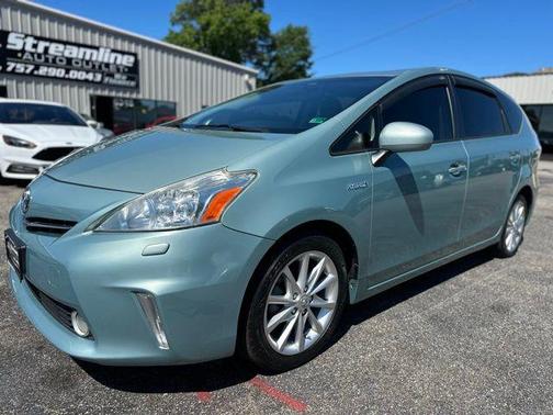 Pearl 2014 Toyota Prius v Five