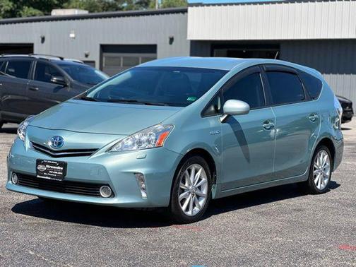 Pearl 2014 Toyota Prius v Five