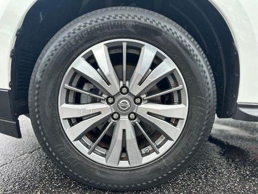 Glacier White 2017 Nissan Pathfinder SV