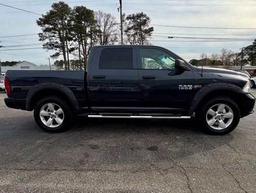 Brilliant Black Crystal Pearlcoat 2016 RAM 1500 Tradesman/Express