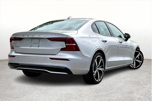 2024 Volvo S60 B5 Plus Dark Theme