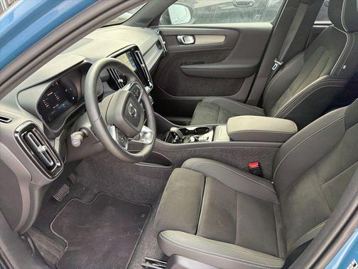 2025 Volvo XC40 B5 Plus Dark Theme