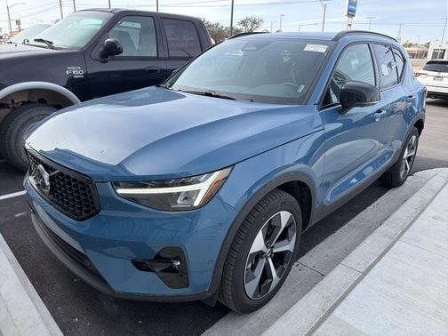 2025 Volvo XC40 B5 Plus Dark Theme