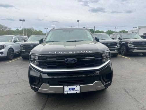AGATE BLACK METALLIC 2026 Ford Expedition Max Platinum