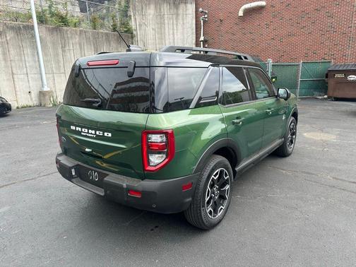 ERUPTION GREEN METALLIC 2025 Ford Bronco Sport Outer Banks