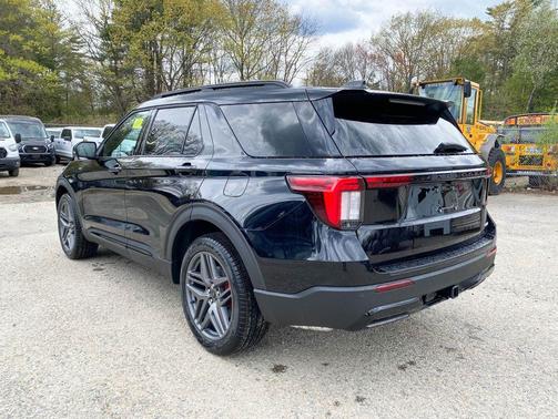 AGATE BLACK METALLIC 2026 Ford Explorer ST-Line
