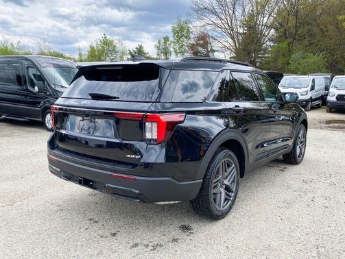 AGATE BLACK METALLIC 2026 Ford Explorer ST-Line