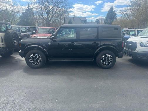 SHADOW BLACK 2025 Ford Bronco Outer Banks