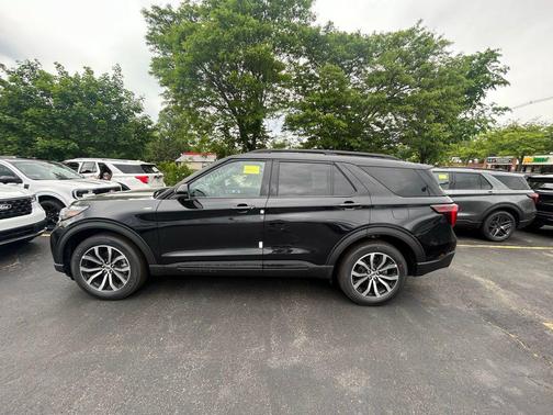 AGATE BLACK METALLIC 2026 Ford Explorer ST-Line