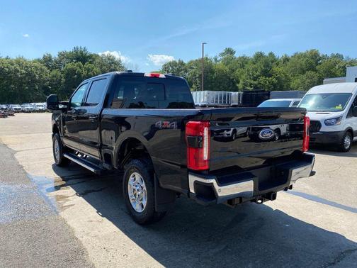 Agate Black Metallic 2026 Ford F-350 XLT