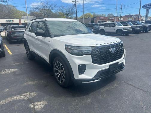 Star White Metallic Tri-Coat 2026 Ford Explorer ST-Line