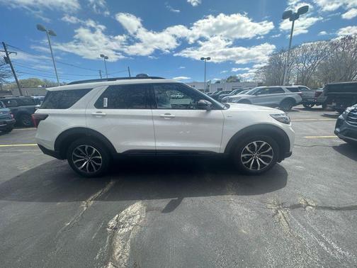 Star White Metallic Tri-Coat 2026 Ford Explorer ST-Line